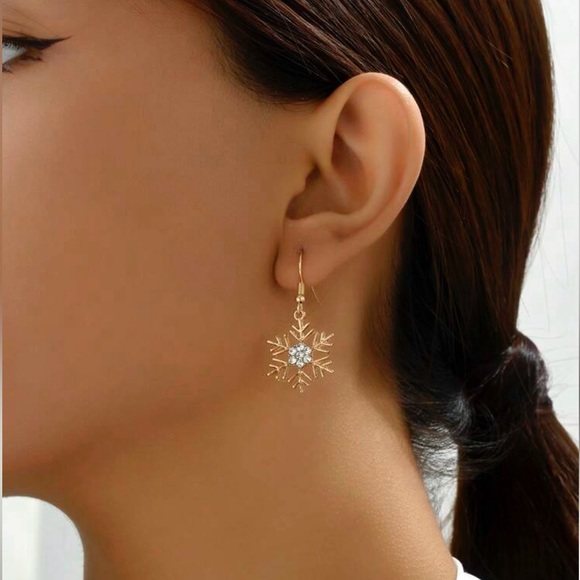 Simple yet elegant metal snowflake earrings - Picture 2 of 4